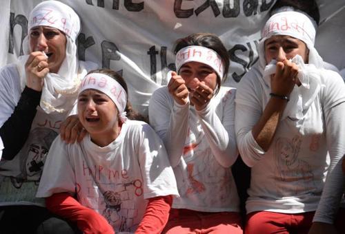 Ezidi kadınlar IŞİDin saldırısı sahnelenince çığlıklar atarak ağladı
