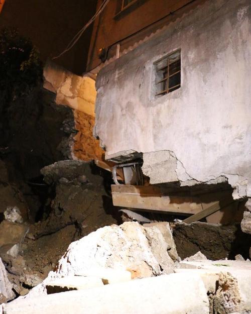 Kağıthanede 2 bina toprak kayması nedeniyle boşaltıldı
