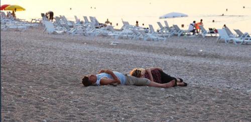 Antalyada sıcaktan bunalanlar sahilde sabahladı