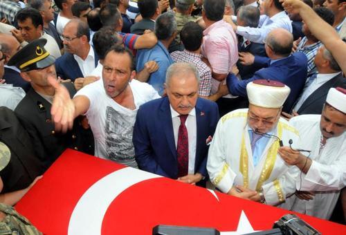 Şehit Yüzbaşı Alkanın cenazesinde Erdoğana hakaret ettiği iddia edilen 2 kişi tutuklandı