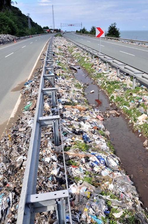 Hopada sel suları kaçak çöp dağını ortaya çıkardı