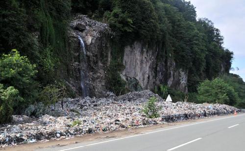 Hopada sel suları kaçak çöp dağını ortaya çıkardı