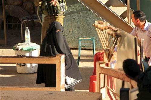 Filistinli genç kızın İsrail askerleri tarafından vurulmadan saniyeler önce çekilen görüntüleri