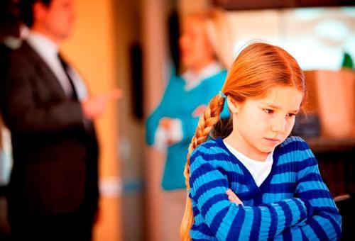 Kararlı anne baba, çocuğun okul kaygısını azaltır