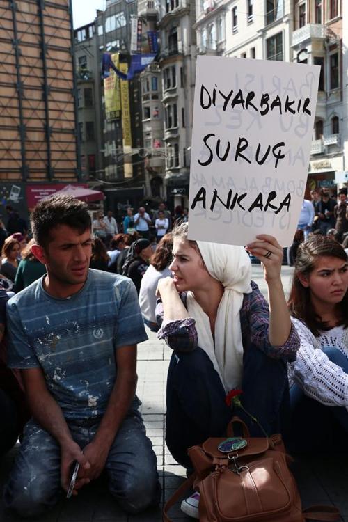 Ankaradaki patlamayı protesto edenlere polis müdahalesi