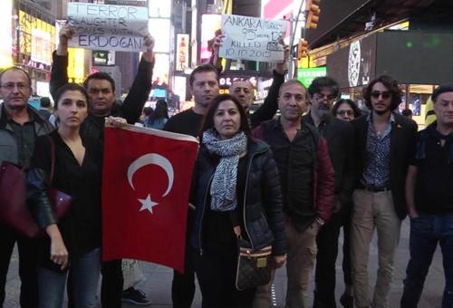 Ankaradaki saldırı Times Meydanında protesto edildi