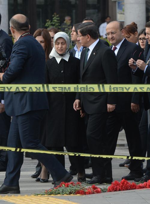 Başbakan Davutoğlu patlama noktasına karanfil bıraktı