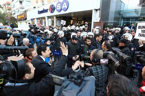 İpek Medya önünde polis müdahalesi