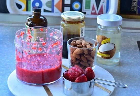 Unsuz Şekersiz Çilekli Tart