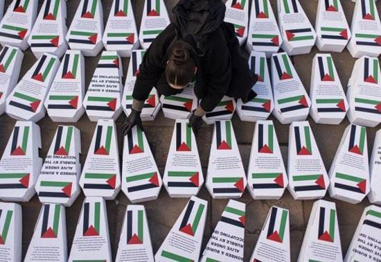 İngiltere'de çarpıcı 'Gazze' protestosu: Yüzlerce çocuk tabutu bırakıldı