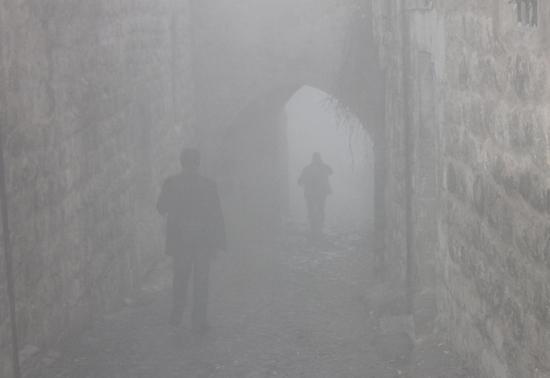 Mardin’de yoğun sis; görüş mesafesi 10 metrenin altına düştü