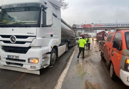 Kayganlaşan yolda feci kaza: 1'i ağır 3 yaralı