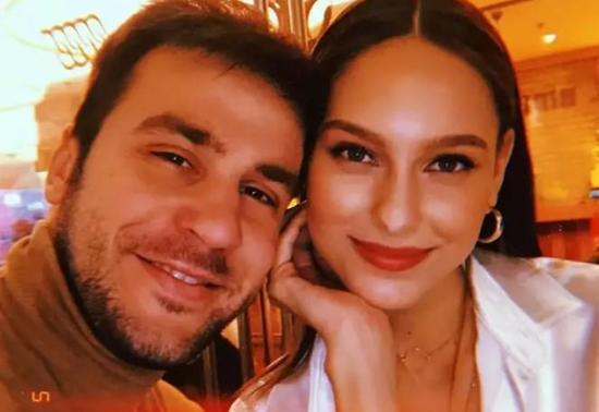 Eşi, Jessica May'i uçurdu!