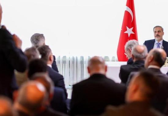Bakan Fidan, Almanya’da Türk vatandaşları ve STK temsilcileri ile bir araya geldi
