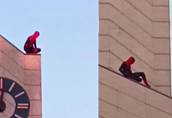 İlginç anlar: Spiderman kostümü giyip saat kulesine tırmandı