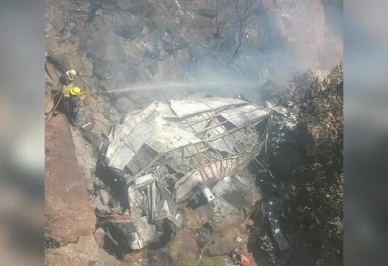 Güney Afrika’da yolcu otobüsü şarampole yuvarlandı: 45 ölü