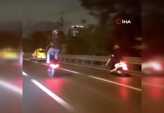 Bayrampaşada motosikletlinin tek tekerlek üzerindeki tehlikeli yolculuğu kameralara yansıdı