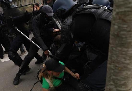 Fransa’da olaylı 1 Mayıs: 47 gözaltı, 15 polis yaralı