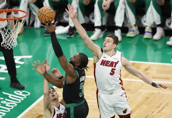Boston Celtics - Miami Heat serisi 5. maçta sona erdi Celtics evinde konferans yarı finaline yükseldi