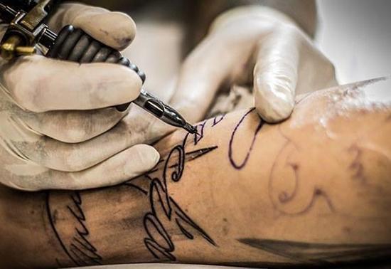 Araştırma: Son 5 yılda 1 milyondan fazla dövme sildirme işlemi uygulandı