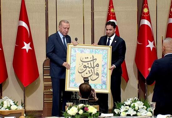 Cumhurbaşkanı Erdoğana hat yazısı ile yazılmış One Minute hediye edildi.