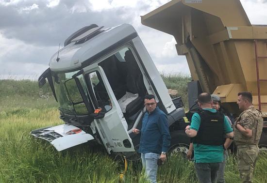 Mardin’de şarampole yuvarlanan kamyonun sürücüsü yaralandı