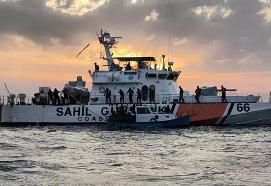 Çanakkalenin Gökçeada açıklarında 29 kaçak göçmen kurtarıldı