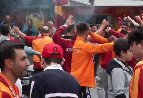Galatasaray ve Fenerbahçe taraftarları derbi ateşini yaktı