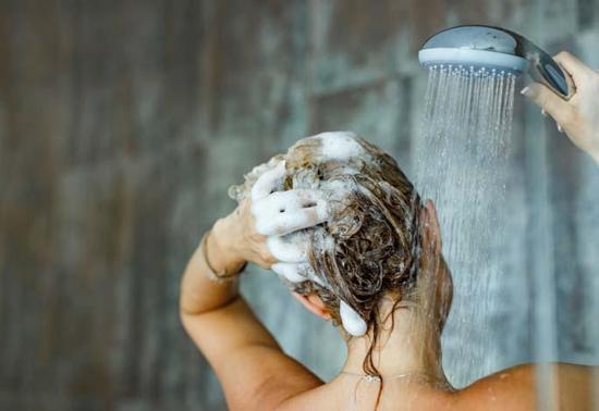 Ciltteki doğal yağları yok ederek cildi kurutuyor Kışın en sık yapılan hata Banyo yaparken...