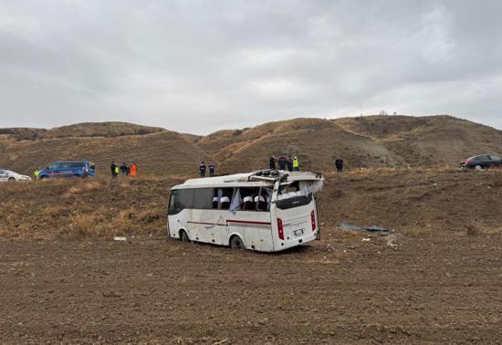 Cenazeye giderken Çankırıda kaza geçirdiler: 29 yaralı