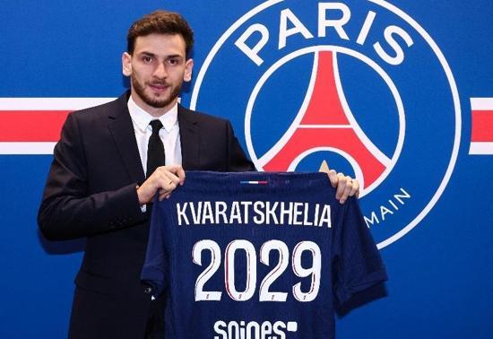 PSG, Khvicha Kvaratskhelia transferini bitirdi