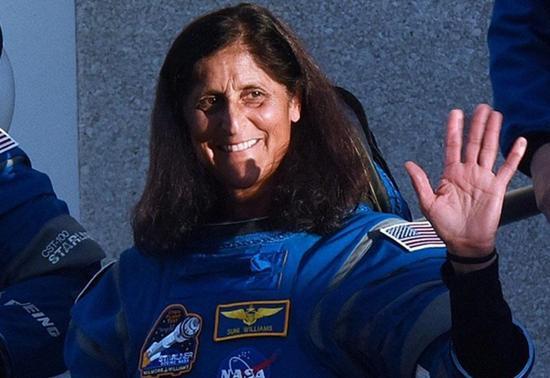 Uzayda mahsur kalmışlardı... ABDli astronot Suni Williams tarihe geçti