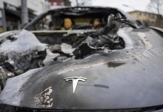 Almanya’da Tesla araçlar birer birer ateşe verildi Elon Musk’a şok: Polise ihbar yağdı…