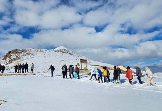 Nisan ayında Nemrutta turistlere kar sürprizi