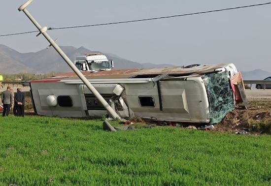 Vanda yolcu otobüsü devrildi: 28 yaralı