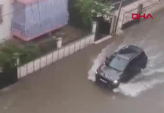 Manisada sağanak ve dolu etkili oldu