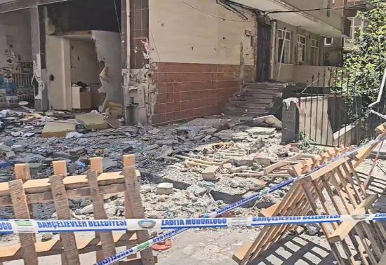 Bahçelievlerde balkon çöktü: 1 yaralı