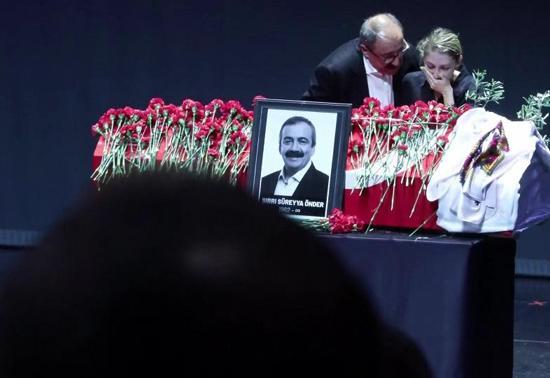 KIZINDAN ÖNDERE SON VEDA Gözyaşlarına boğuldu...
