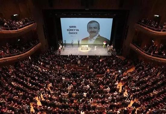 Sırrı Süreyya Önderin ardından Berkun Oyanın gözyaşları Hastaneye kaldırılmadan iki saat önce neler yaşandı Endişe ederek bu hayat yaşanmaz