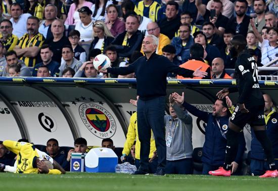 Derbi yenilgisi sonrası Jose Mourinhoyu topa tuttu: Dünyanın en büyük hocasısın öyle mi