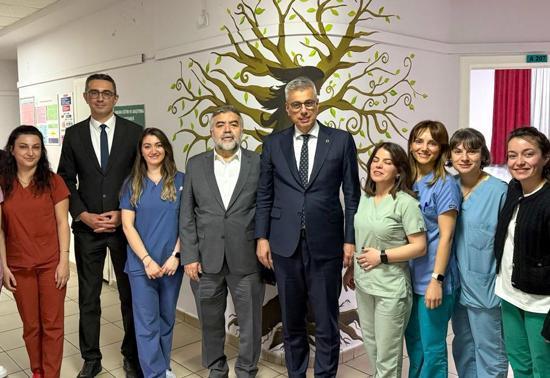 Bakan Memişoğlu görevi başındaki ebelere ziyaret