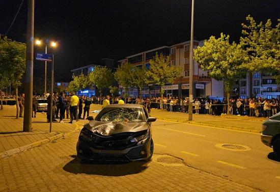 Otomobilin çarptığı iki kadın hayatını kaybetti