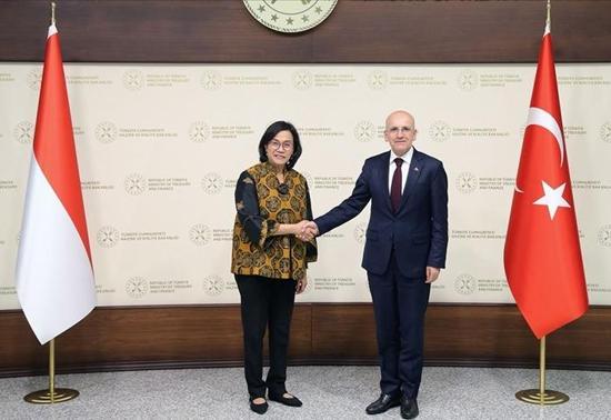 Mehmet Şimşek, Endonezya Maliye Bakanı Indrawati ile görüştü