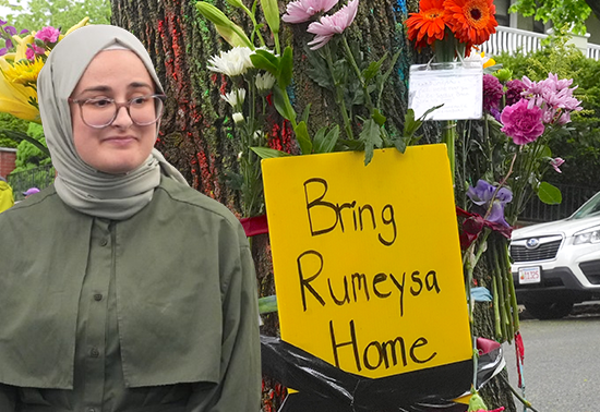ABDde serbest bırakılan Rümeysa Öztürk, Massachusetts eyaletine döndü: Komşuları evinin önünü çiçeklerle donattı...