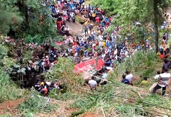 Sri Lankada yolcu otobüsü uçuruma yuvarlandı: 21 ölü