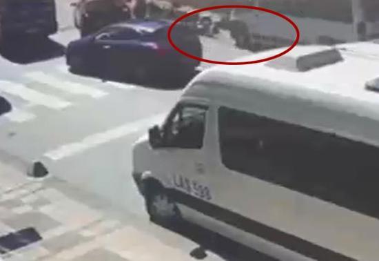 Kağıthanede freni patlayan minibüs yayaların arasına daldı: 1 ölü, 3 yaralı