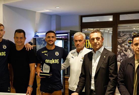 Ali Koç, Edin Dzeko ve Dusan Tadic’e plaket verdi