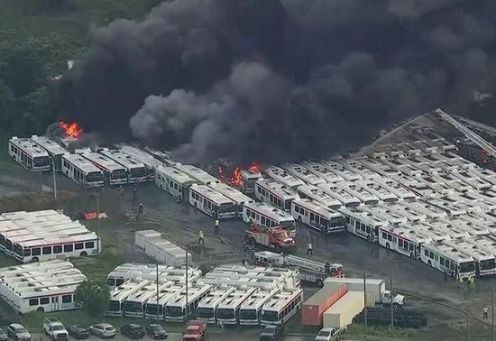 ABD’de garajdaki 40 hurda otobüs alev alev yandı