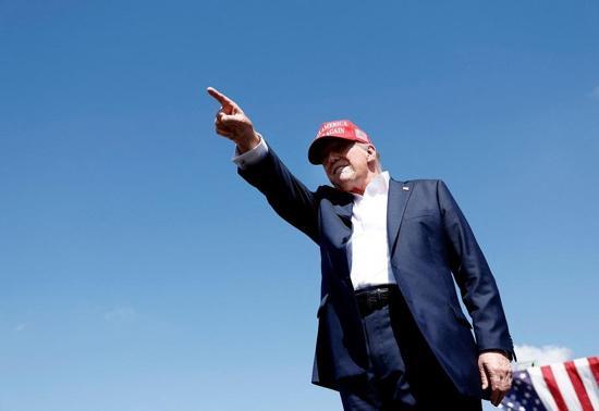 ABD halkı askeri geçidi dinlemedi: Trumpa karşı kral yok protestosu