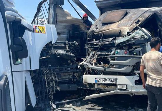Sakaryada feci kaza TIRlar alev aldı: Can kaybı var